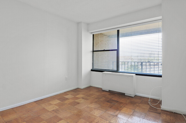 Building Photo - 44 Strawberry Hill Ave
