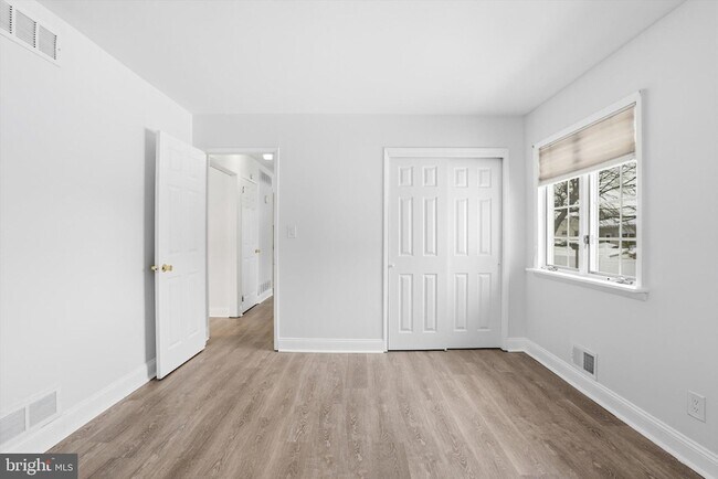 Building Photo - 29 Rolling Ln