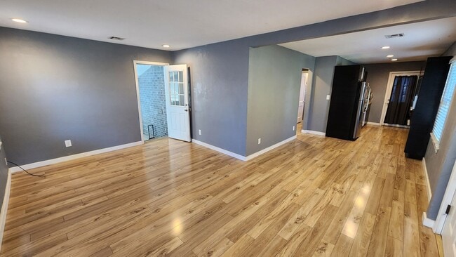 Building Photo - Beautiful 2 bedroom house with granite and...