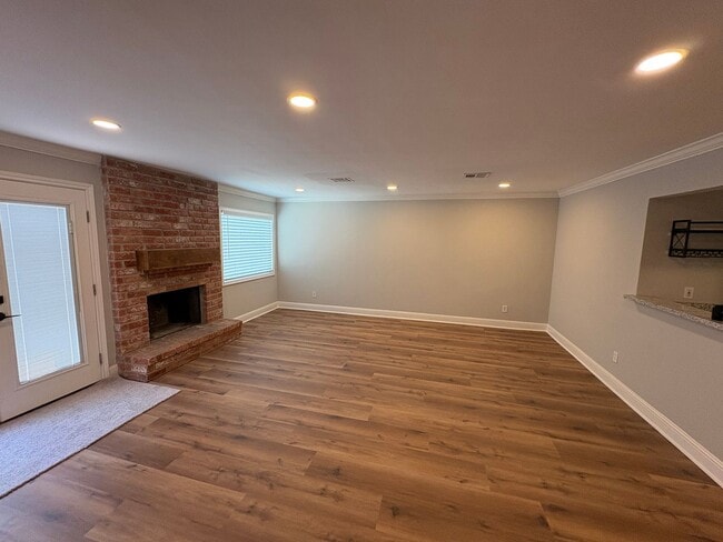 Building Photo - Beautiful 4 bedroom townhouse with incredible kitchen