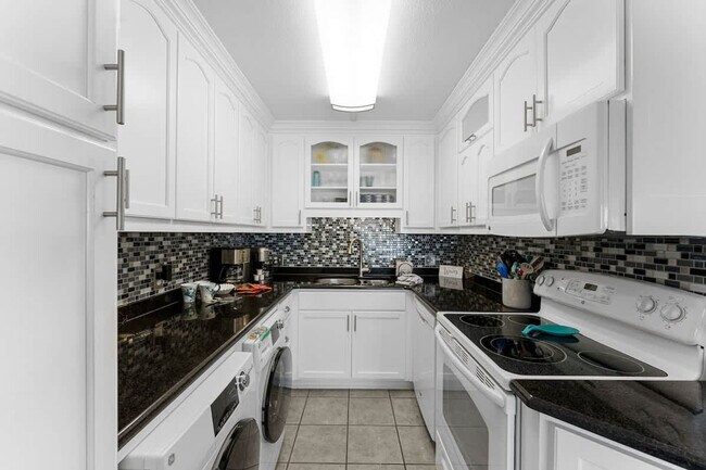 Building Photo - 8743 Thomas Dr