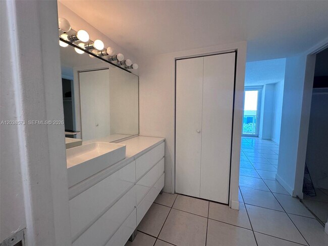 Building Photo - 100 Bayview Dr