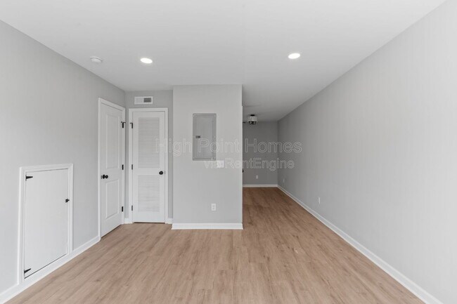 Building Photo - 400 Gallery Ln