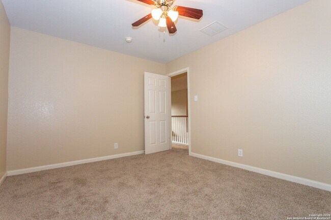 Building Photo - Spacious Stone Oak Beauty