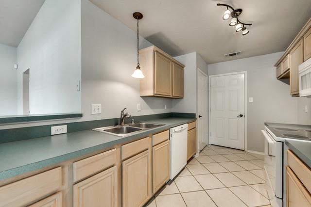 Building Photo - 2323 Brookview Dr