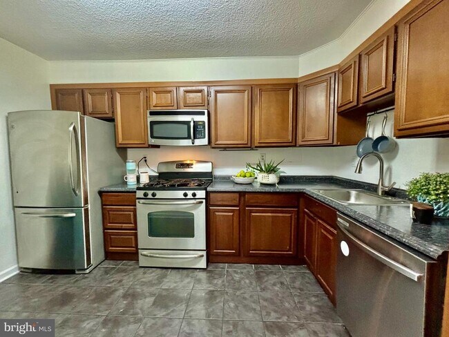 Building Photo - 1300 Army Navy Dr
