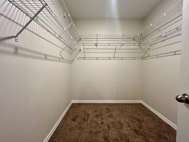 Building Photo - Stunning 4 bed/ 2 bath home!!