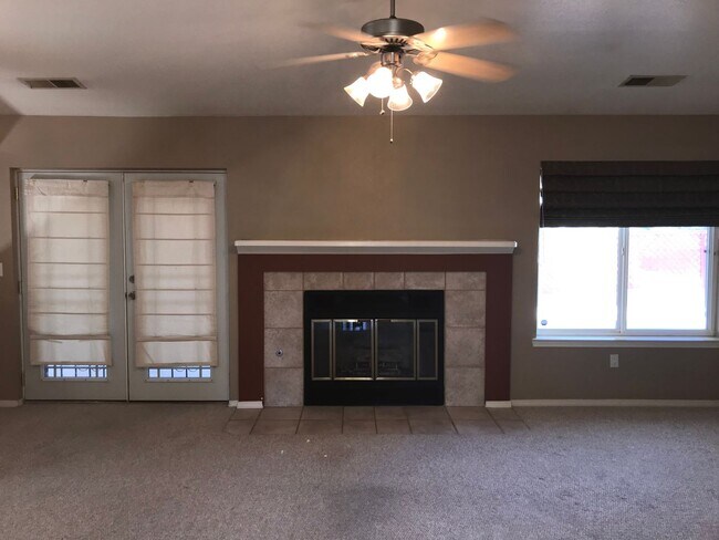 Building Photo - 3 bed 2 full bath