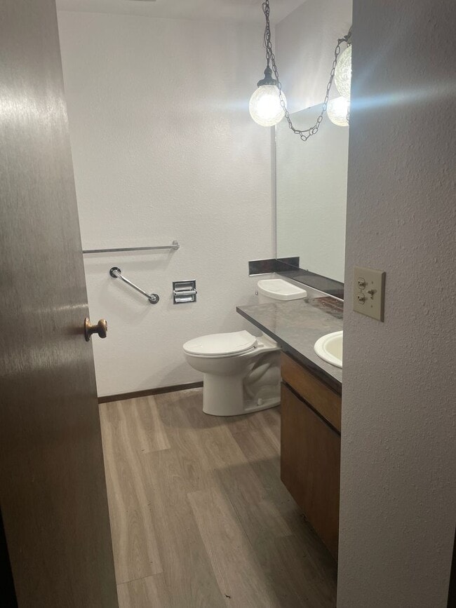 Building Photo - Price Reduction! 2 Bedroom Condo with a View.