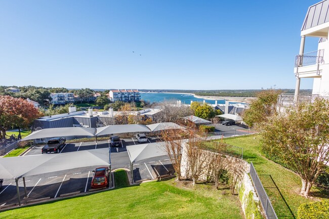 Building Photo - 3 Bed 3 Bath Condo on Lake Travis