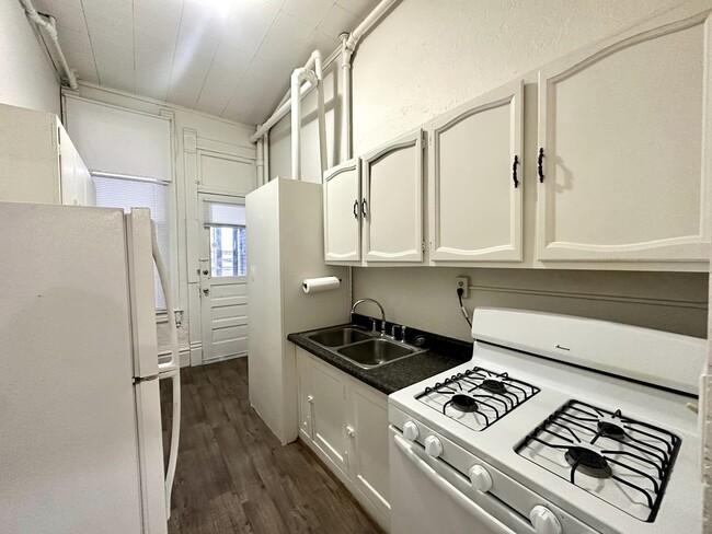 Kitchen - 206 4th St S