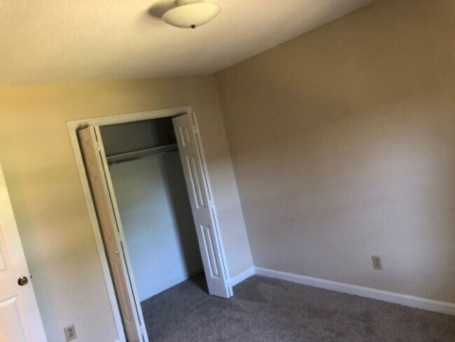 Building Photo - B-1 Kingswood Villas - Gorgeous townhome a...