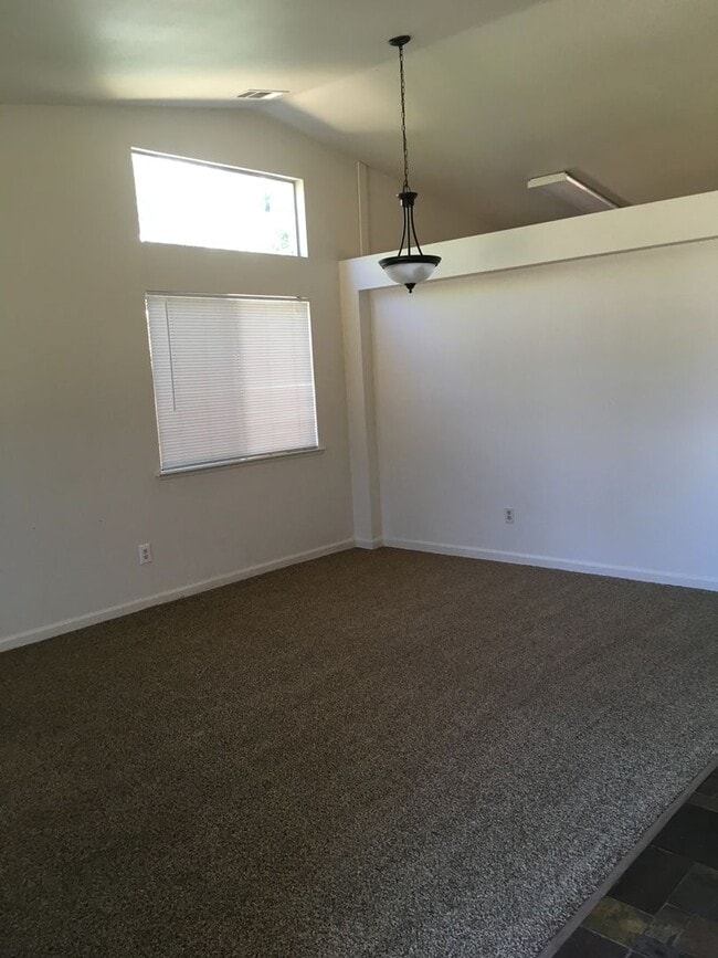 Building Photo - Quail Ridge Subdivision Home