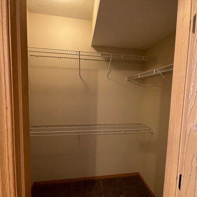 Building Photo - Beautiful 4 bedroom 3 full bathroom Townhome available Now!