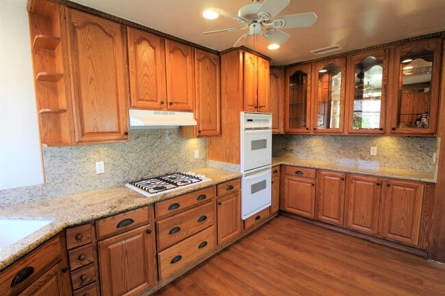 Building Photo - Quaint Midtown Ventura Home