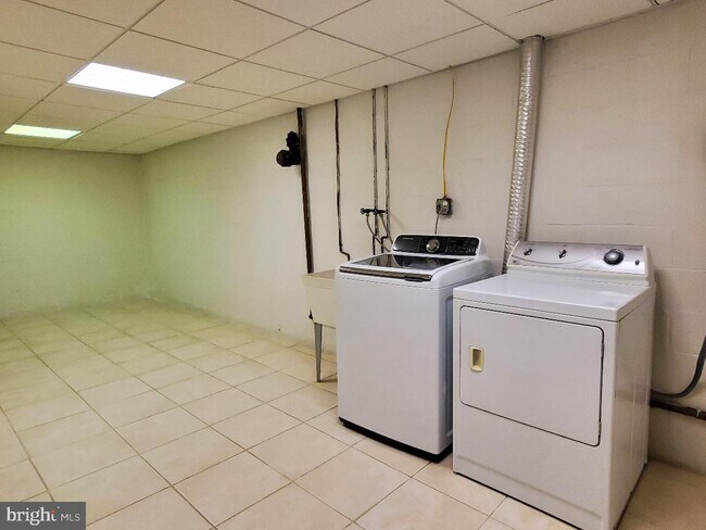 Building Photo - 4802 S Haven Dr