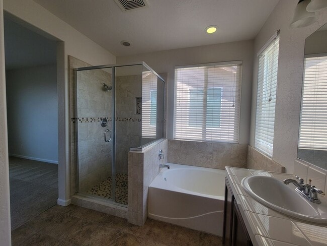 Building Photo - Beautiful 2 bedroom 2.5 bath home in Avalon Gated Community!!