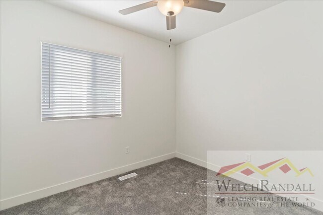 Building Photo - Beautiful 3 Bed 2.5 Bath Townhome in West ...