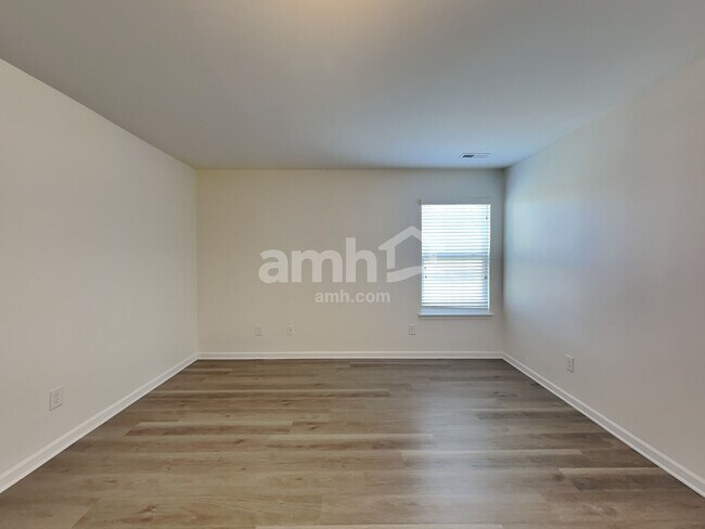 Building Photo - 2004 Centerview Dr