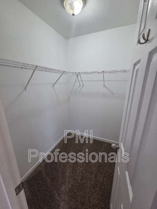 Building Photo - 108 Oak Valley Cir