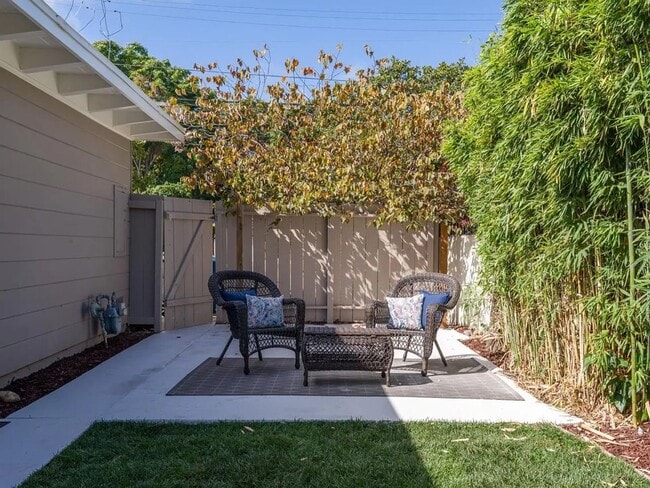 Building Photo - Cute Cottage in Belle Haven, Updated Interior, Remodeled Kitchen, Private Backyard!