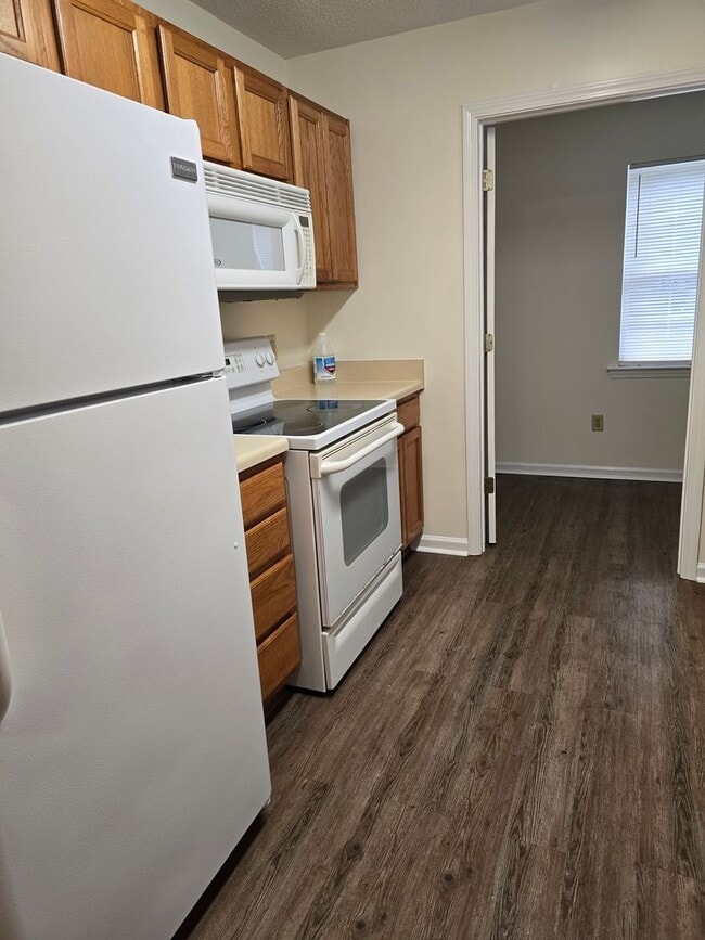 Building Photo - Townhome