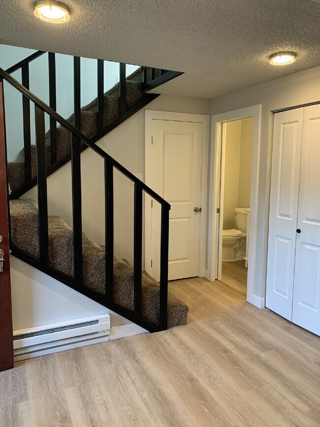 Building Photo - Townhome Available for Move-In!