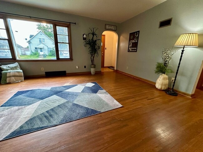 Building Photo - 3bed, 1 bath home for rent in Waterloo.