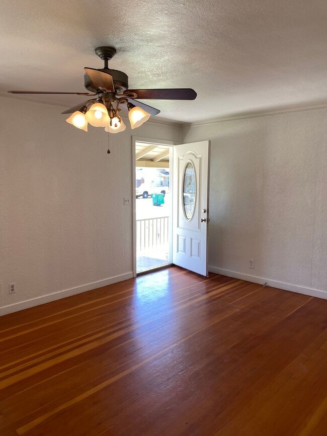 Building Photo - COMING SOON!! DESIREABLE LOS BANOS SOUTH S...