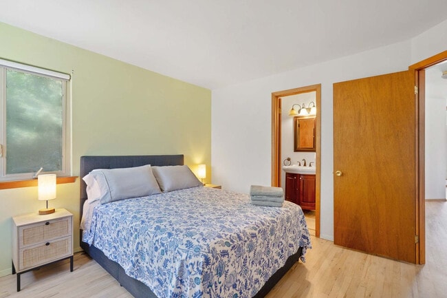 Building Photo - 155 Sound Ave