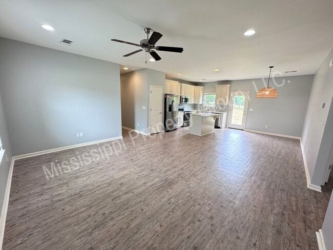 Building Photo - 3BR/2BA Home