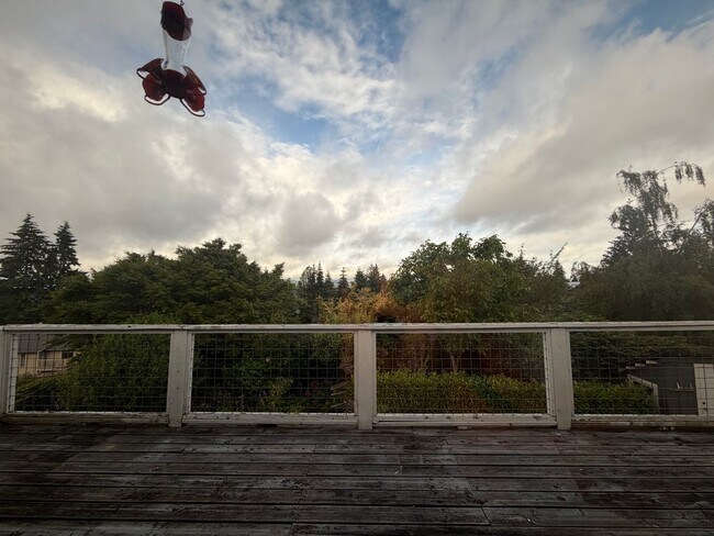 Building Photo - Upper unit duplex with views!
