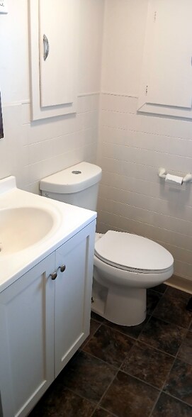 Building Photo - 606 Dodge St