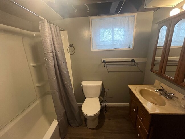 Building Photo - Two Bedroom in East Alton