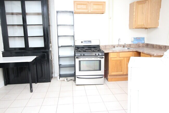 Building Photo - Spacious 5BD/1BA Remington Home w/ W/D! Available 8/14