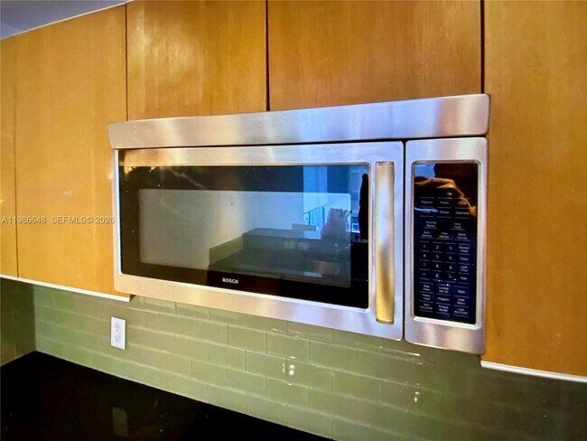 Building Photo - 1050 Brickell Ave