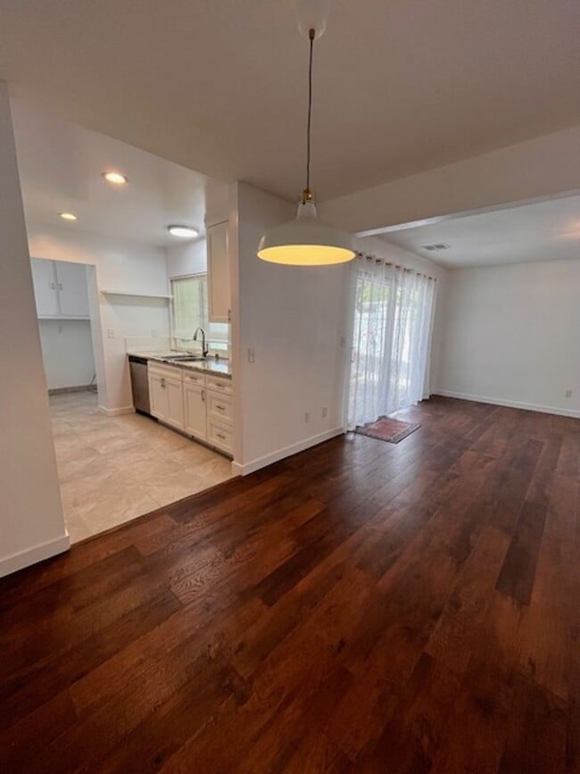 Building Photo - 3 bed 1.5 bath 2 story condo in Park Place...