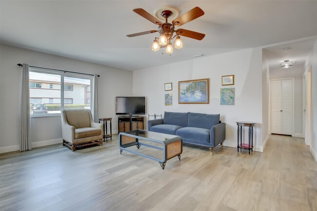 Building Photo - 1450 N Riverside Dr