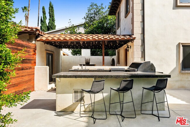 Building Photo - 11159 La Maida St