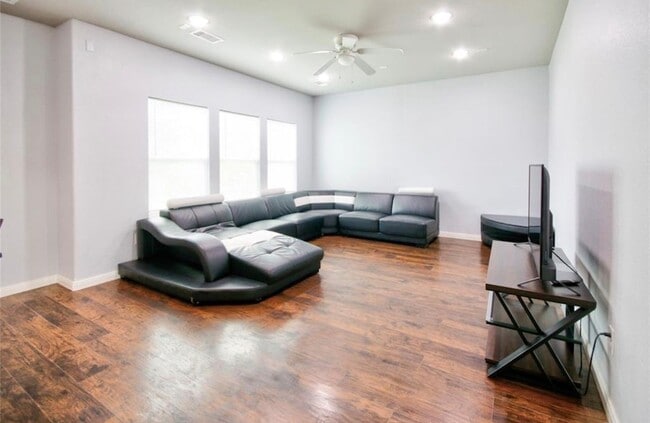 Building Photo - 3510 Oleander Ave