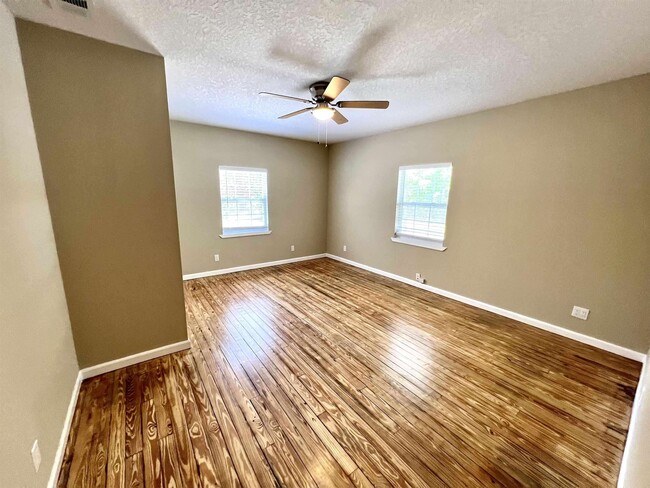 Building Photo - 804 W 2nd St