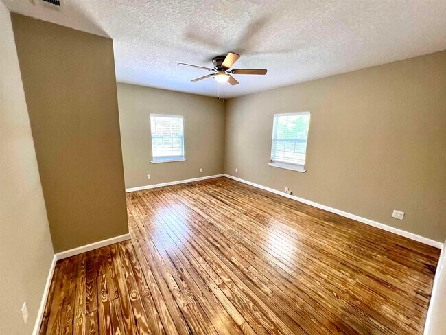 Building Photo - 804 W 2nd St