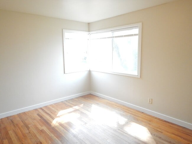 Building Photo - 3 Bedroom, 1 Bathroom in Heights Subdivisi...