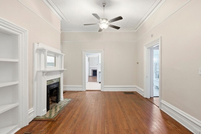 Building Photo - Large Three Bedroom in Historic District