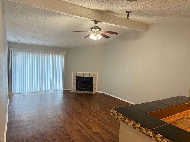 Building Photo - Two Bedroom/Two Bathroom Duplex Between Ki...