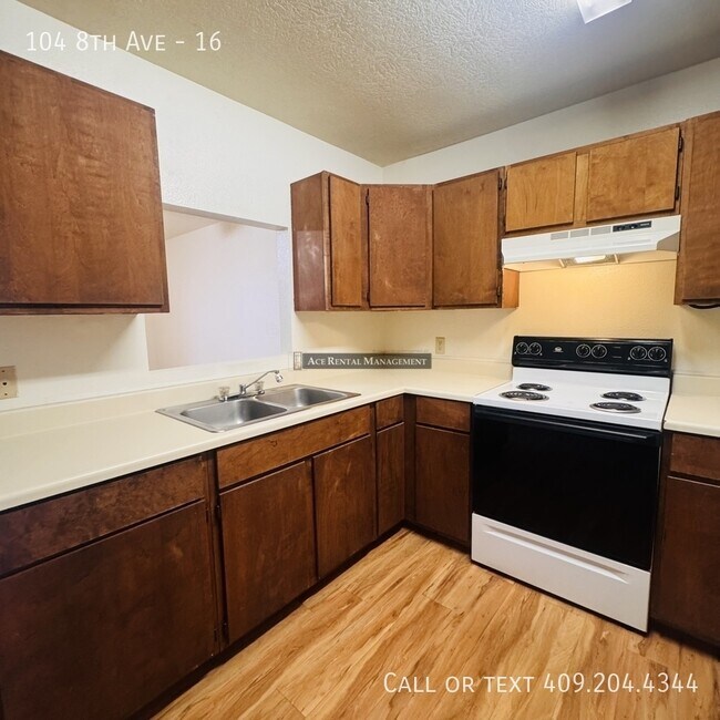 Building Photo - 104 8th Ave