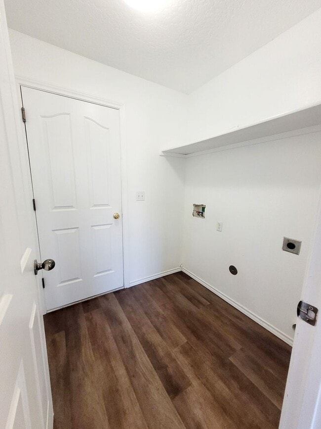 Building Photo - Newly upgraded 4 bedroom