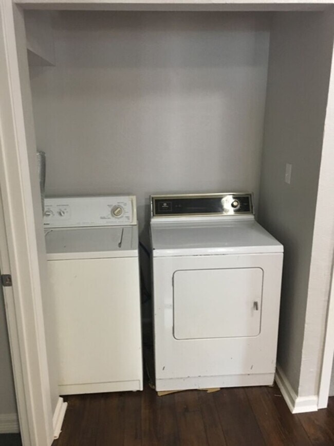 Building Photo - Charming East Austin Gem