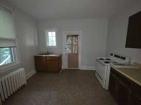 Building Photo - 228 W Magnolia Ave