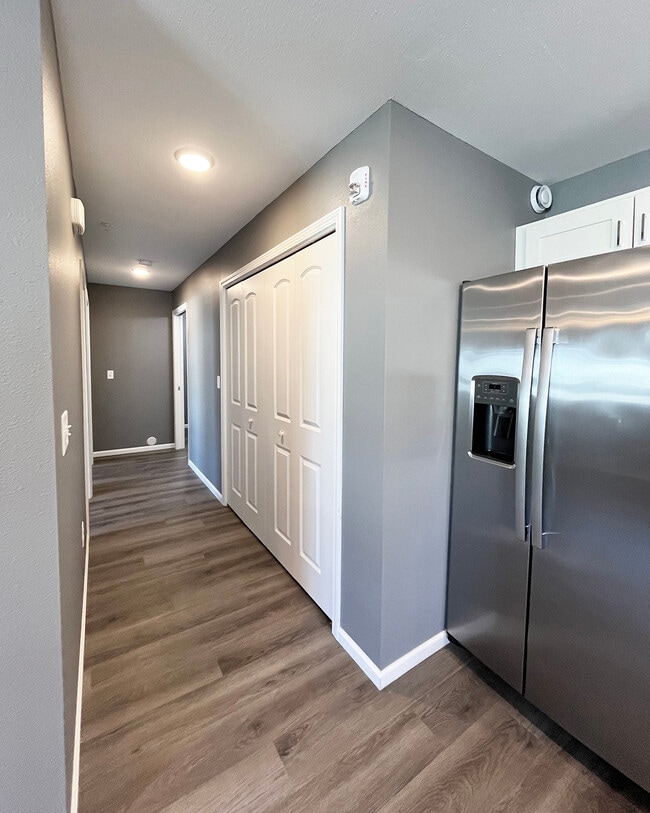 Building Photo - Creekside Townhomes